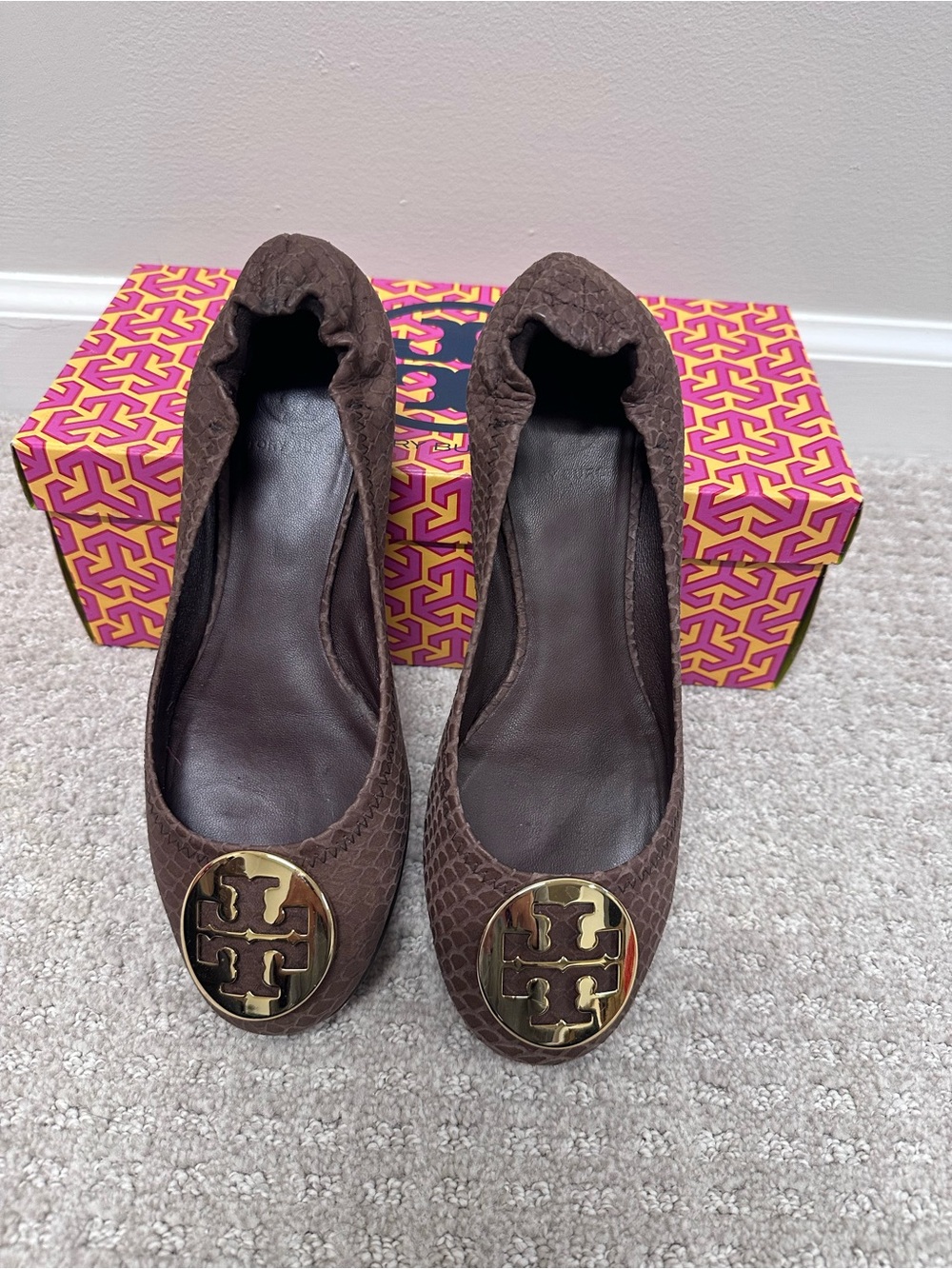 NWT Tory Burch Brown Reva Logo Medallion Snake-Embossed Ballet Flats